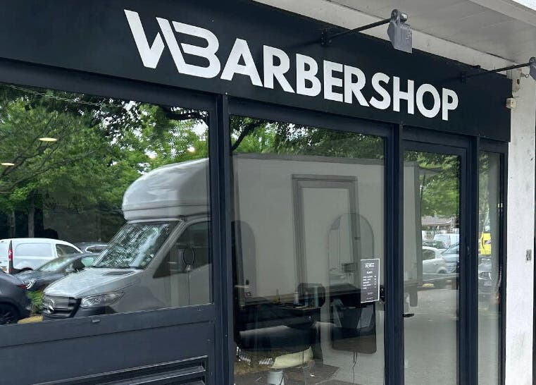 Entrée moderne de Wbarbershop à Échirolles, Auvergne-rhône-alpes, FR, reflétant la nature environnante.