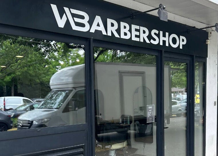 Entrée moderne de Wbarbershop à Échirolles, Auvergne-rhône-alpes, FR, reflétant la nature environnante.