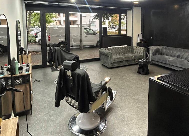 Intérieur moderne de Wbarbershop à Échirolles, Auvergne-rhône-alpes, FR, avec fauteuils et canapés.