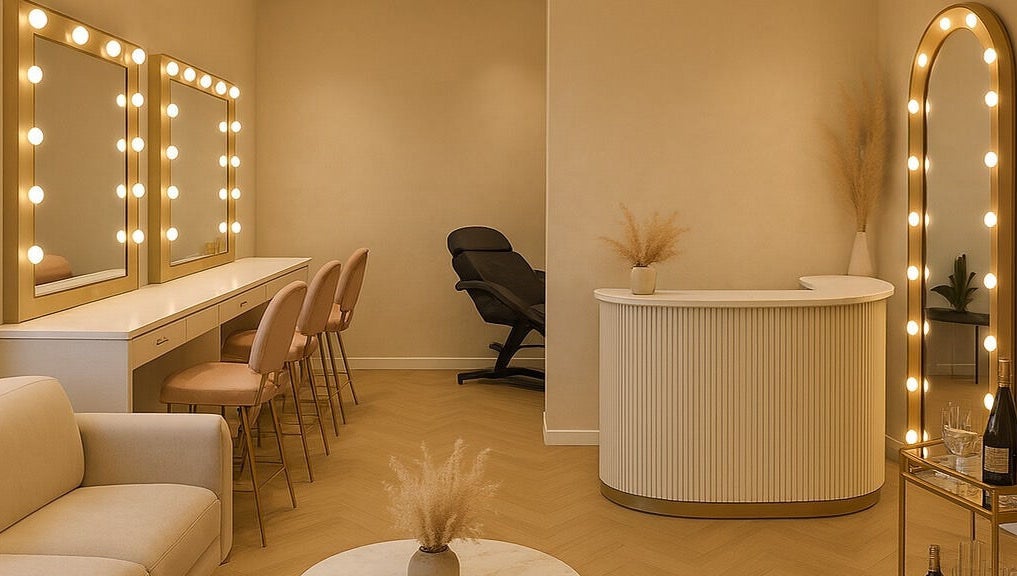 Interior elegante de Barbi Montero - Beauty & Makeup en Concepción, Bío Bío, CL con espejos iluminados.