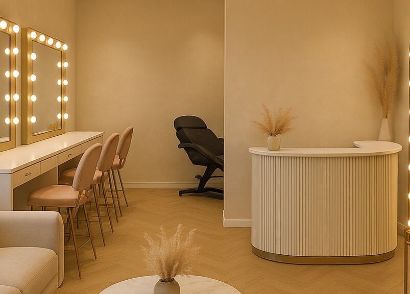 Interior elegante de Barbi Montero - Beauty & Makeup en Concepción, Bío Bío, CL con espejos iluminados.