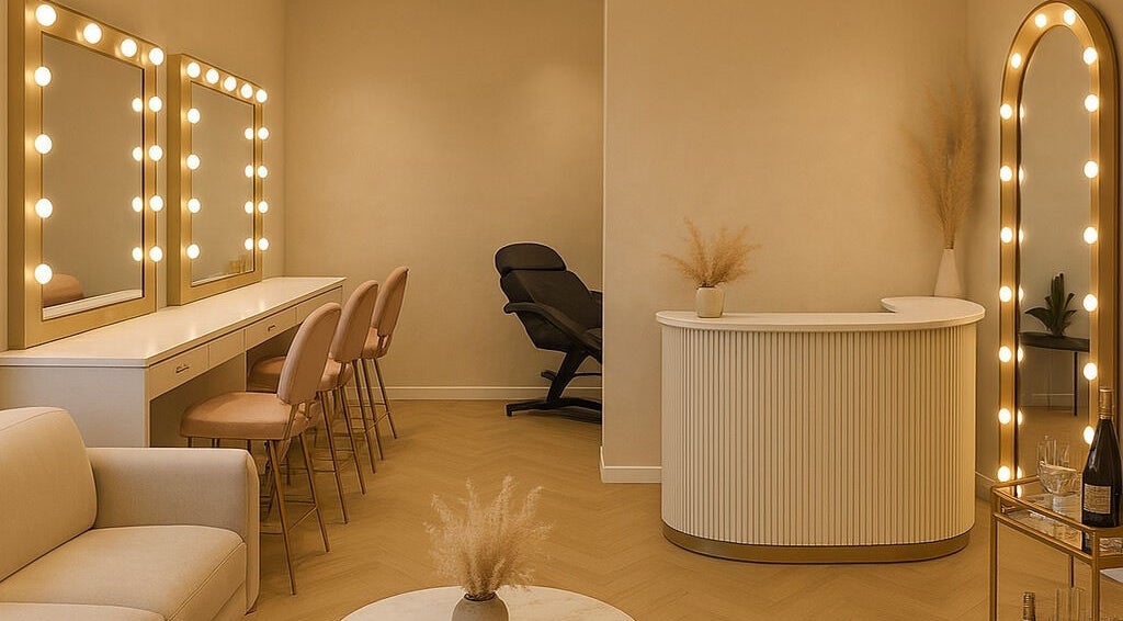 Interior elegante de Barbi Montero - Beauty & Makeup en Concepción, Bío Bío, CL con espejos iluminados.