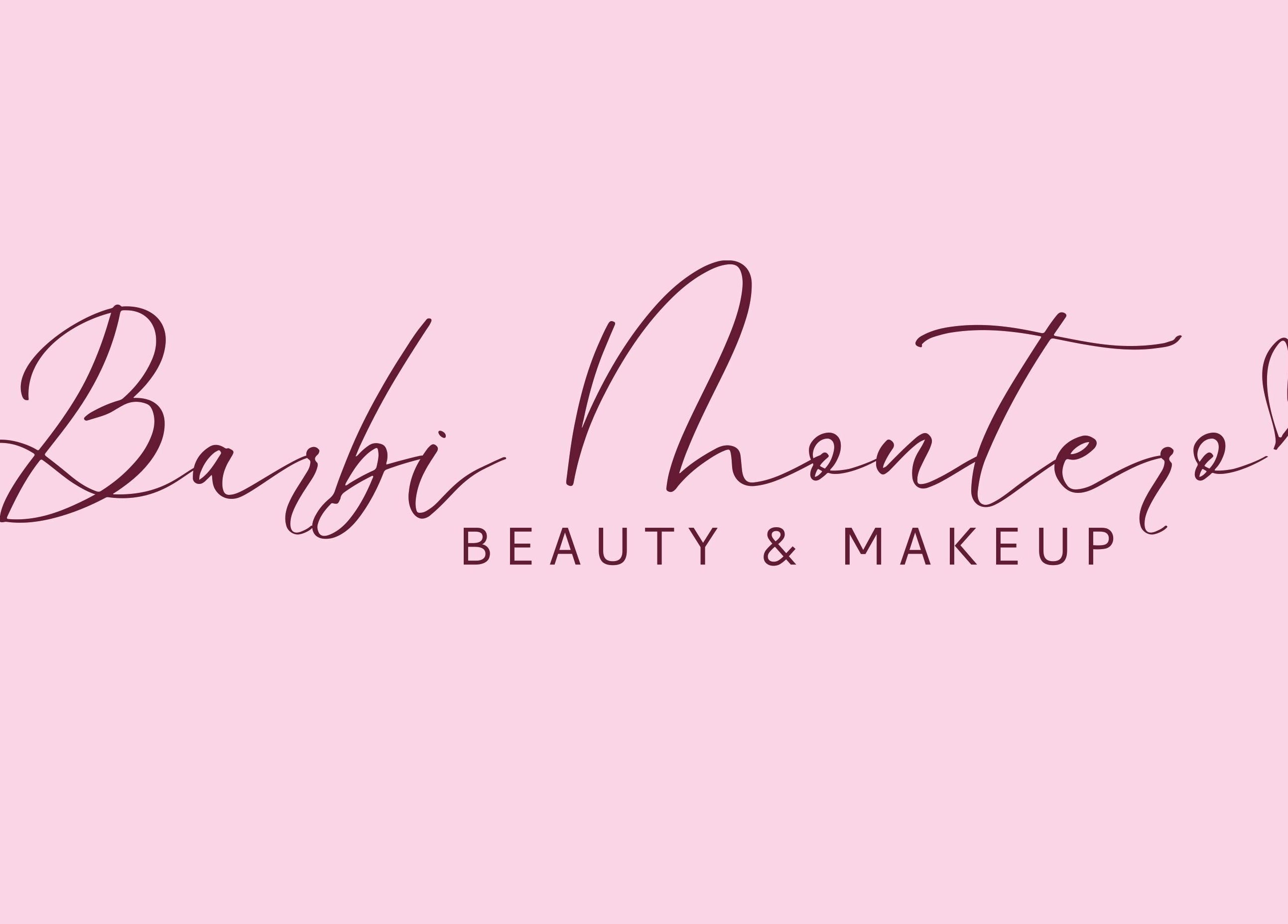 Logo de Barbi Montero - Beauty & Makeup en Concepción, Bío Bío, CL con diseño elegante y fondo rosa.