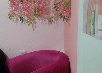 Silla rosa y decoración floral en Diana Sánchez Studio en Ciudad De México, MX