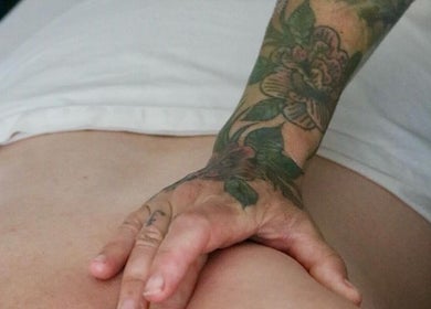 Massage apaisant à Massothérapie Geneviève Alie, Saint-élie-de-caxton, Québec, CA, avec bras tatoué.