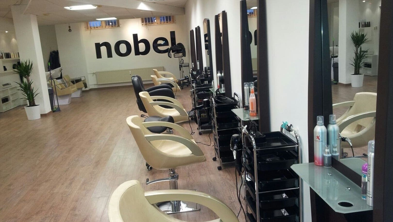 صالون نوبل كابيرزاك في بيناككر، جنوب هولاند، هولندا بتصميم داخلي عصري ومريح.