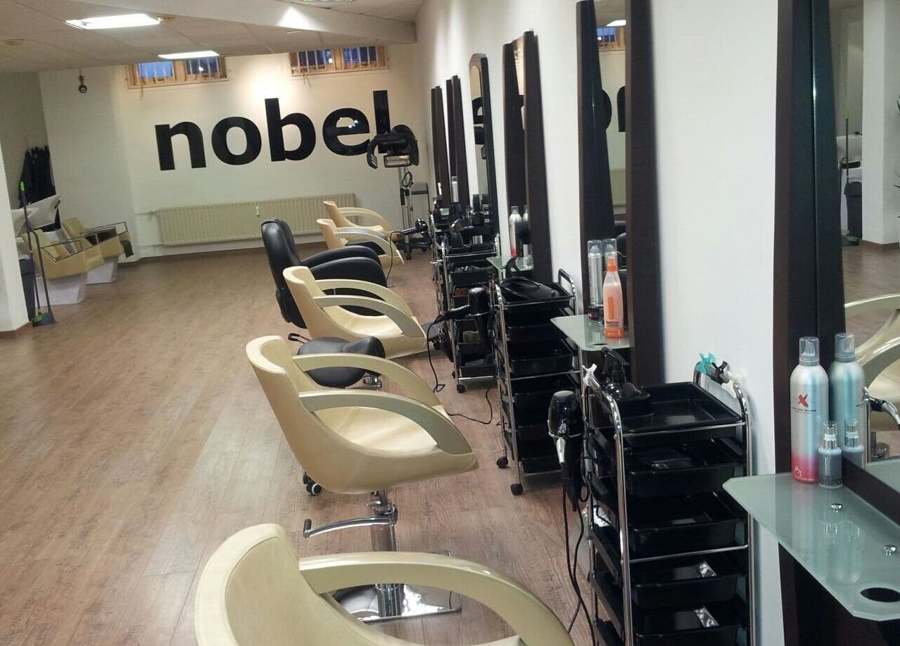 صالون نوبل كابيرزاك في بيناككر، جنوب هولاند، هولندا بتصميم داخلي عصري ومريح.