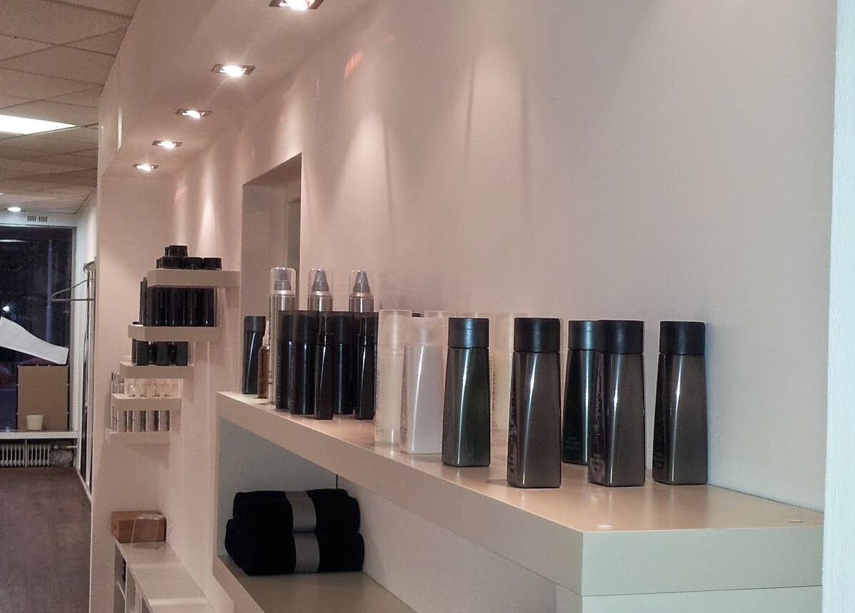 مستحضرات تجميل على رفوف داخل صالون NOBEL KAPPERSZAAK في Pijnacker، Zuid-holland، NL.