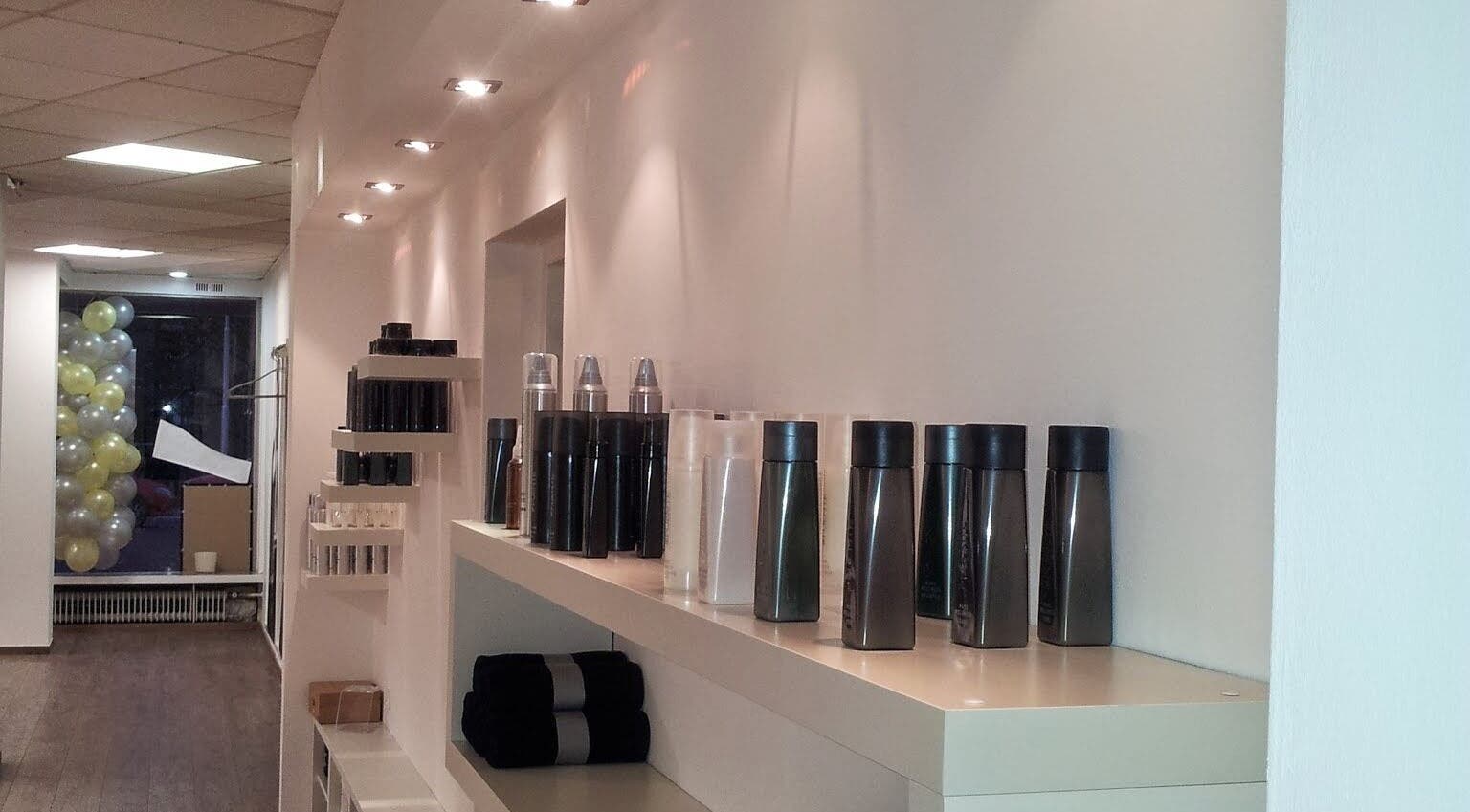 مستحضرات تجميل على رفوف داخل صالون NOBEL KAPPERSZAAK في Pijnacker، Zuid-holland، NL.