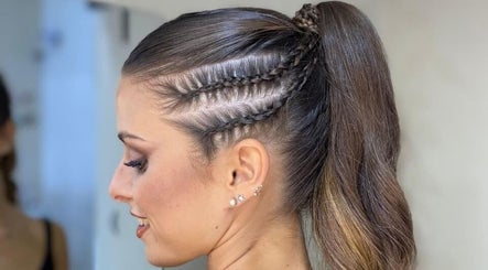 Peinado trenzado en Estudio Araceli Gonzalez, Concordia, Entre Ríos, AR. Estilo moderno y sofisticado.