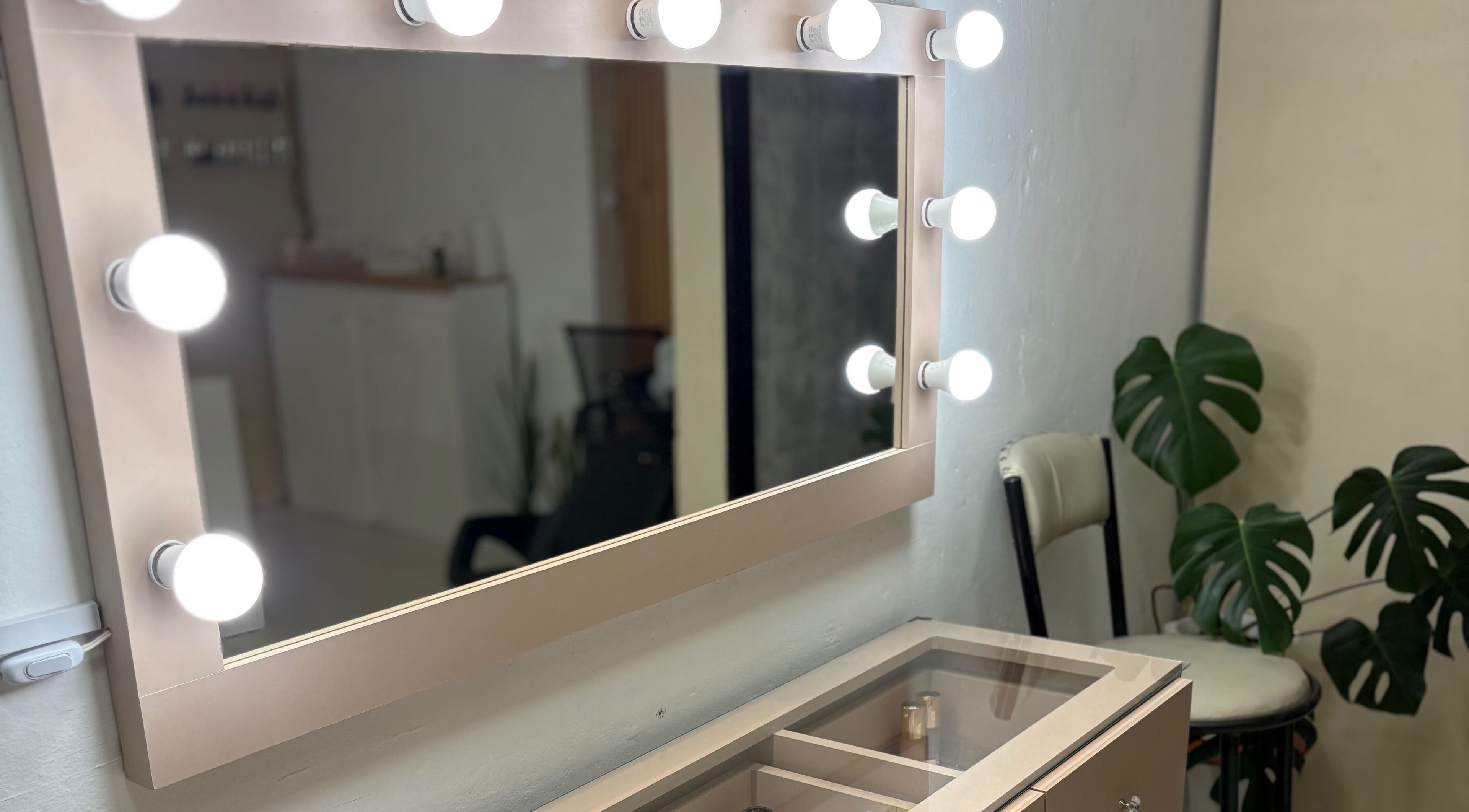 Vanity con espejo iluminado en Estudio Araceli Gonzalez, Concordia, Entre Ríos, AR.