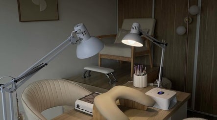 Espace élégant pour soins chez Auba Nails, Mesnil-raoul, Normandie, FR, avec lampes et fauteuil confort.