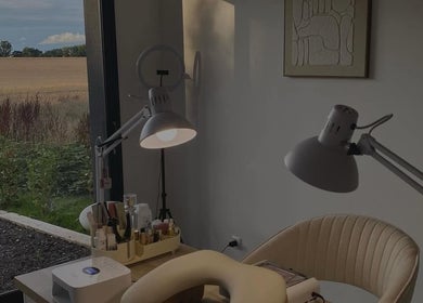Intérieur lumineux d'Auba Nails à Mesnil-raoul, Normandie, FR, avec vue sur les champs.
