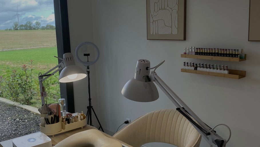 Espace manucure lumineux chez Auba Nails à Mesnil-raoul, Normandie, FR, avec vue sur la campagne.