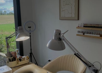 Espace manucure lumineux chez Auba Nails à Mesnil-raoul, Normandie, FR, avec vue sur la campagne.