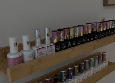 Collection de vernis à ongles chez Auba Nails, Mesnil-raoul, Normandie, FR, sur des étagères en bois.
