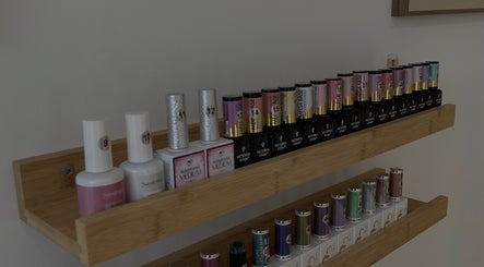 Collection de vernis à ongles chez Auba Nails, Mesnil-raoul, Normandie, FR, sur des étagères en bois.