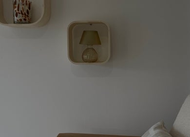 Coin élégant et moderne avec lampe et décoration chez Auba Nails, Mesnil-raoul, Normandie, FR.