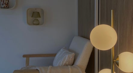 Coin lumineux et accueillant à Auba Nails, Mesnil-raoul, Normandie, FR, idéal pour la détente.