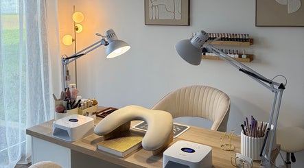 Table de manucure élégante chez Auba Nails, Mesnil-raoul, Normandie, FR.