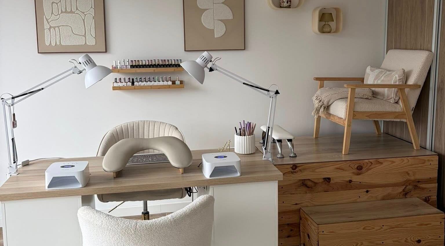 Intérieur chic de Auba Nails à Mesnil-raoul, Normandie, FR, avec mobilier moderne et esthétique minimaliste.