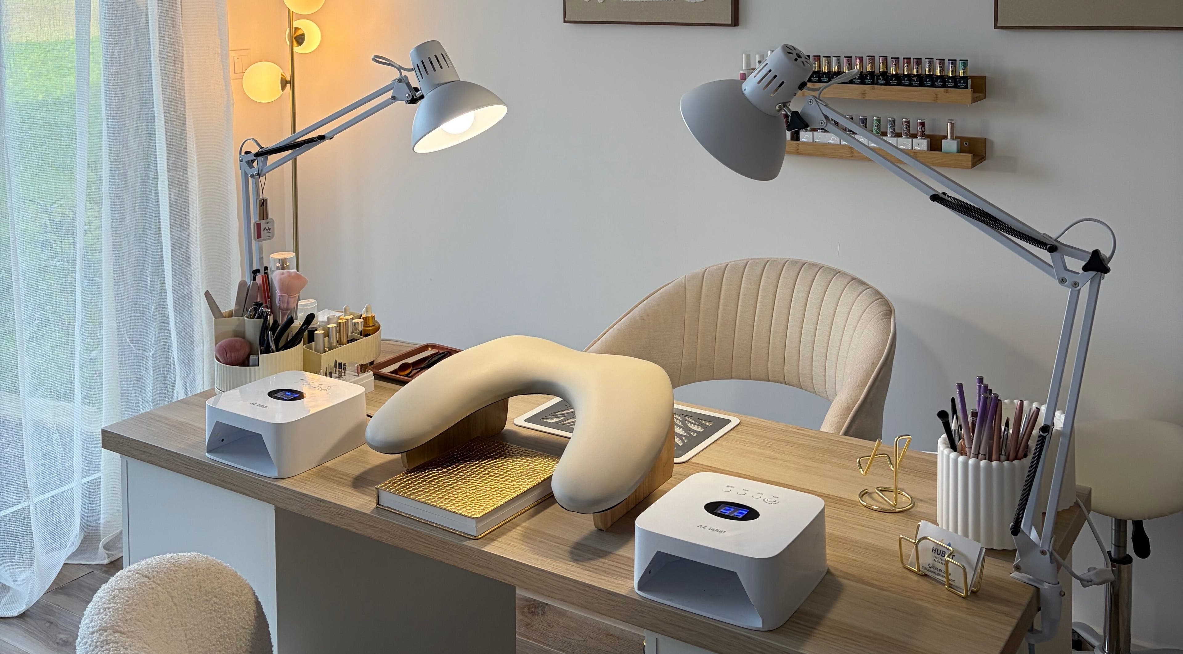 Table de manucure élégante chez Auba Nails, Mesnil-raoul, Normandie, FR, avec équipements modernes.