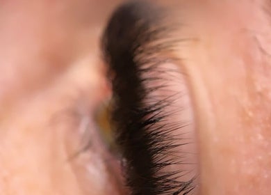 Close-up of eyelash extensions at Avn Aesthetics, Oshawa, Ontario, CA showcasing detailed lash work.