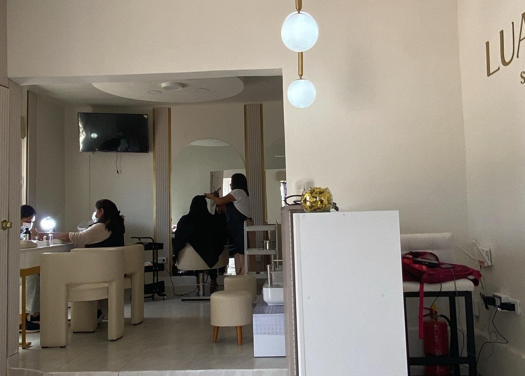Inside Luana Spa at Carmen De La Legua - Reynoso, Callao, PE, showing peaceful styling and nail care stations.