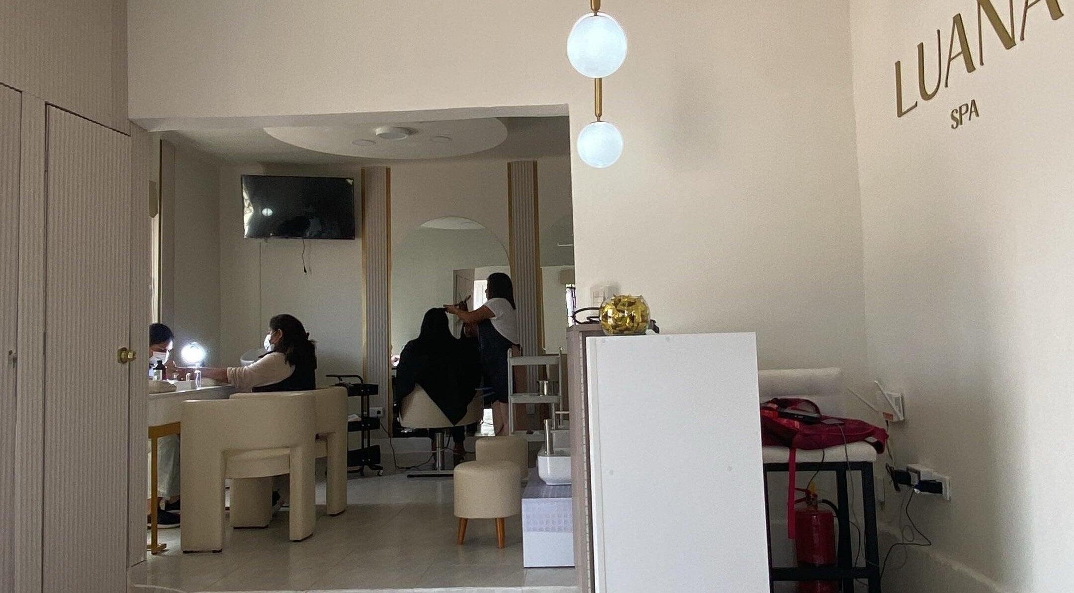 Inside Luana Spa at Carmen De La Legua - Reynoso, Callao, PE, showing peaceful styling and nail care stations.