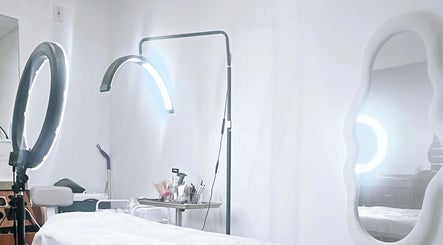 Modern beauty station at Dana Eyebrows in Los Angeles, California, US featuring advanced lighting and mirrors.