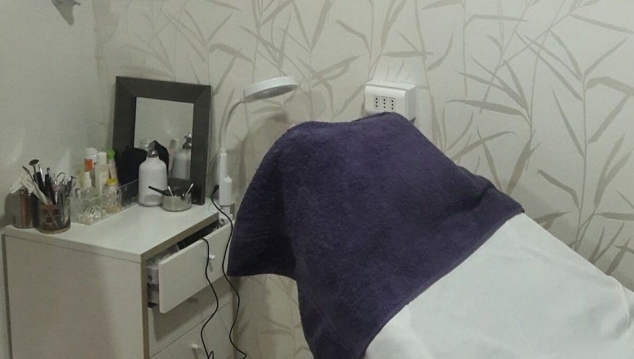 Sala de tratamientos en Studio Beauty, Santiago y Viña Del Mar, CL, con equipos de belleza.