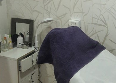 Sala de tratamientos en Studio Beauty, Santiago y Viña Del Mar, CL, con equipos de belleza.