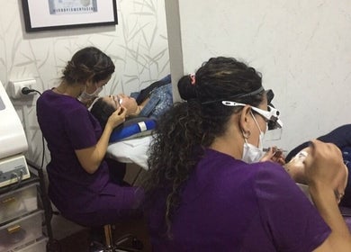 Profesionales de Studio Beauty aplicando tratamientos en Santiago y Viña Del Mar, CL.