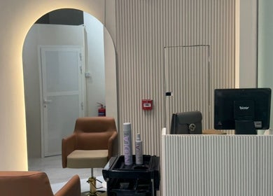 Stylish reception and seating area at Blowbar Ladies Saloon, Dubai, Dubai, AE, featuring modern decor.