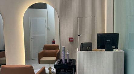 Stylish reception and seating area at Blowbar Ladies Saloon, Dubai, Dubai, AE, featuring modern decor.