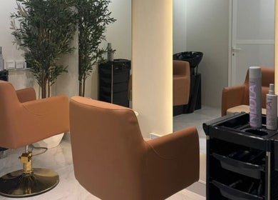 Modern styling chairs and mirrors at Blowbar ladies Saloon, Dubai, Dubai, AE.