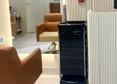 Modern seating area at Blowbar Ladies Salon, Dubai, Dubai, AE, showcasing contemporary salon interiors.