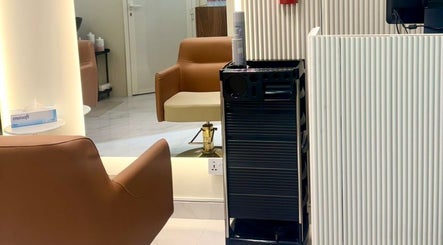 Modern seating area at Blowbar Ladies Salon, Dubai, Dubai, AE, showcasing contemporary salon interiors.