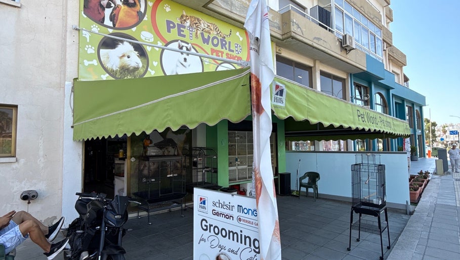 Вход в Dog grooming в Germasogeia, Lemesos, CY с зелёным навесом и вывеской о груминге.
