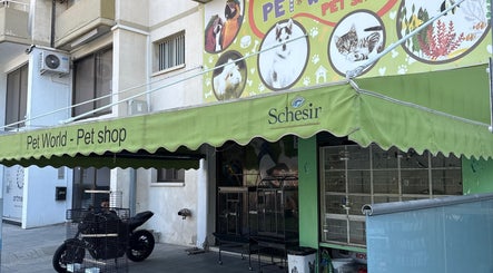 Вход в магазин для собак Dog grooming в Гермасойе, Лемесос, Кипр.