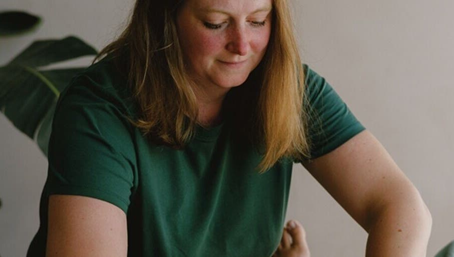 Ontspannende massage bij Studio Unalome - zwangerschapmassages & kraambehandelingen aan huis, Helvoirt, Noord-brabant, NL.