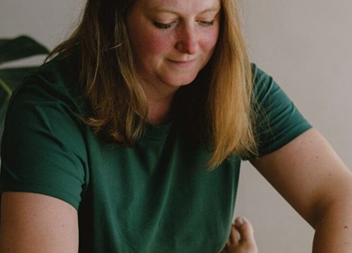 Ontspannende massage bij Studio Unalome - zwangerschapmassages & kraambehandelingen aan huis, Helvoirt, Noord-brabant, NL.