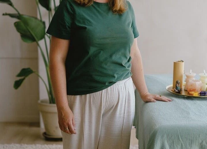 Ontspannen sfeer bij Studio Unalome - zwangerschapmassages in Helvoirt, Noord-brabant, NL met kaarsen en rustgevende omgeving.