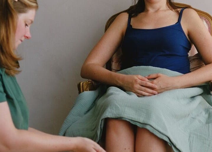 Zwangere vrouw krijgt massage bij Studio Unalome - zwangerschapsmassages aan huis in Helvoirt, Noord-brabant, NL.