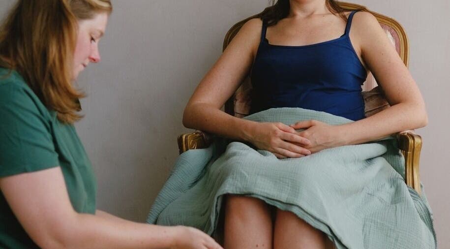 Zwangere vrouw krijgt massage bij Studio Unalome - zwangerschapsmassages aan huis in Helvoirt, Noord-brabant, NL.