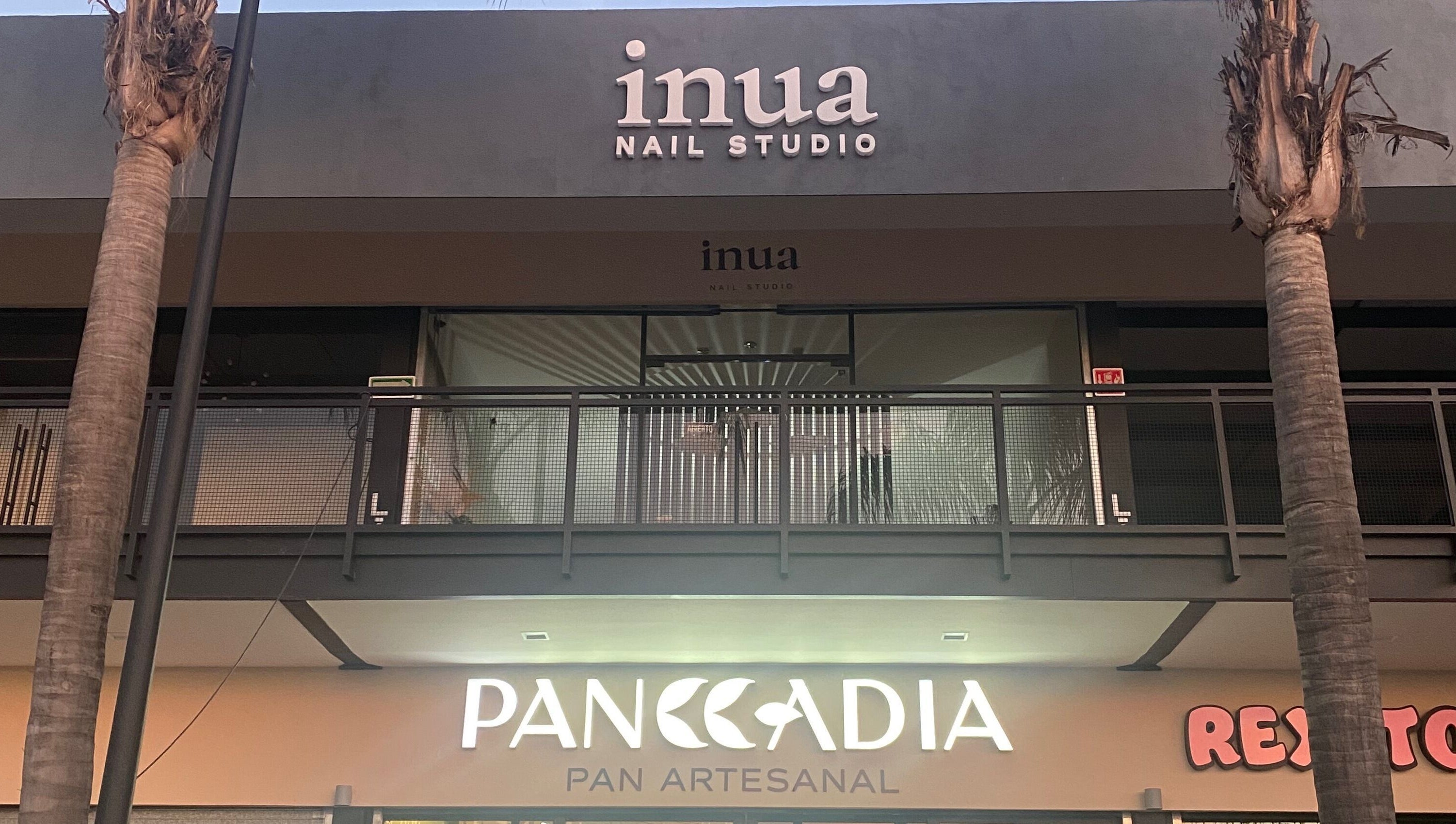 Vista de la entrada de INUA - Nail Studio en León De Los Aldama, Guanajuato, MX.