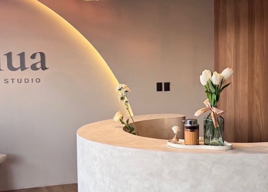 Recepción de INUA - Nail Studio en León De Los Aldama, Guanajuato, MX con elegante decoración floral.
