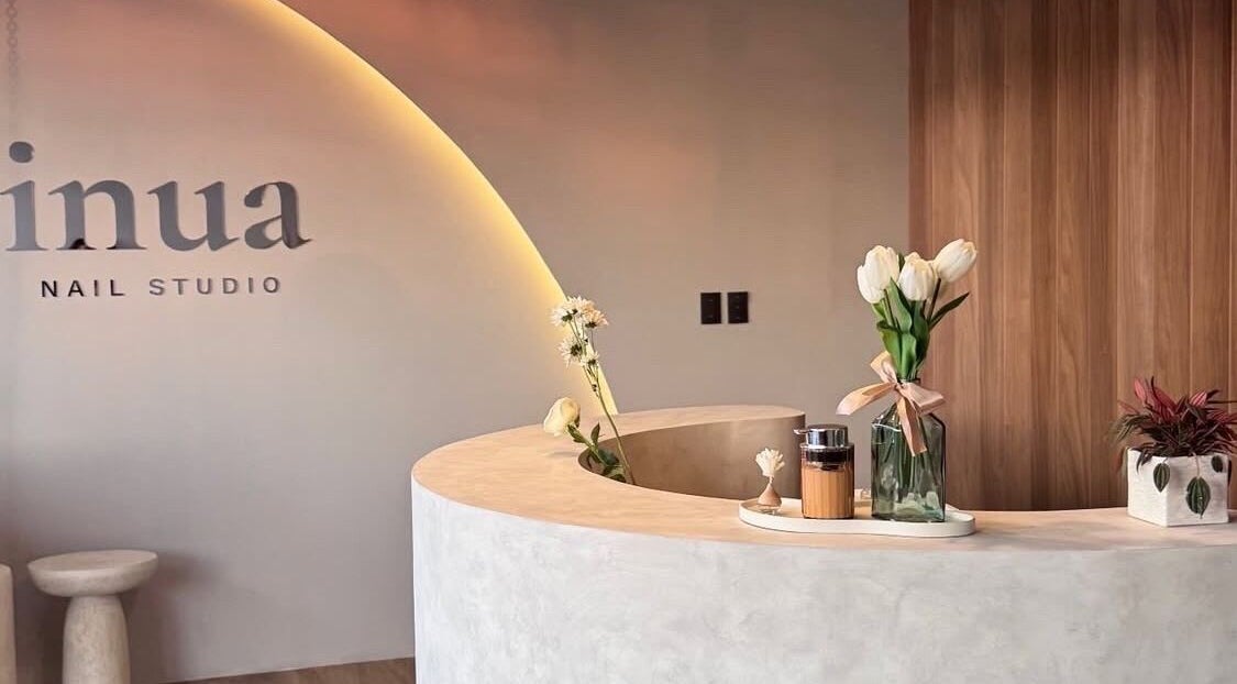 Recepción de INUA - Nail Studio en León De Los Aldama, Guanajuato, MX con elegante decoración floral.