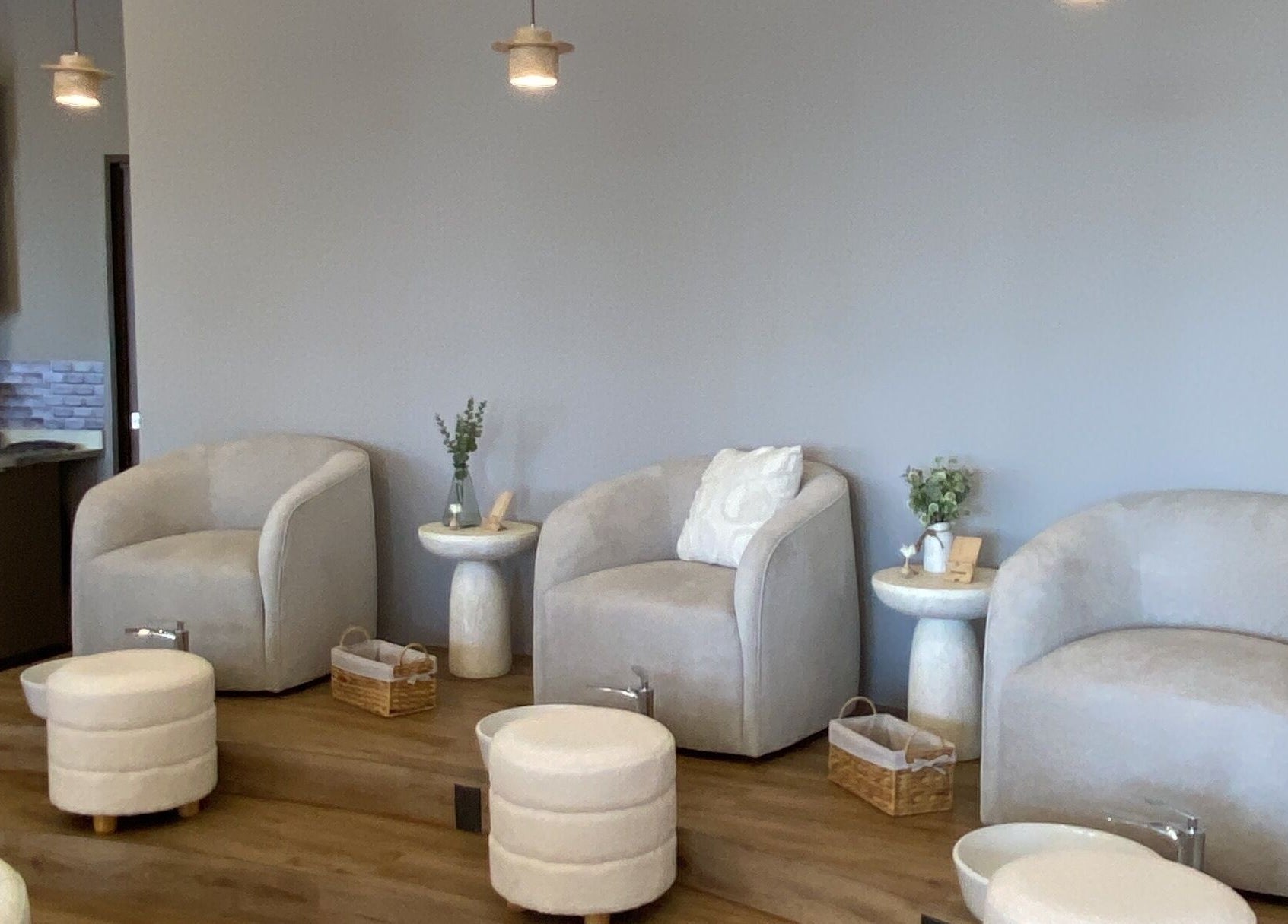 Área de descanso en INUA - Nail Studio, León De Los Aldama, Guanajuato, MX, con sillas cómodas y decoración sutil.