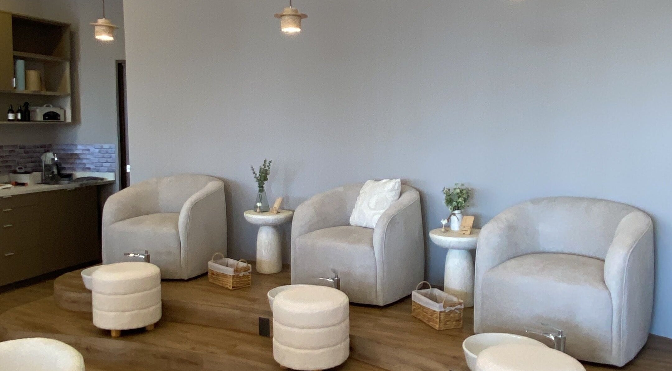 Área de descanso en INUA - Nail Studio, León De Los Aldama, Guanajuato, MX, con sillas cómodas y decoración sutil.